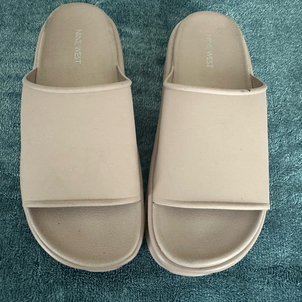 Women’s Size 10 gently used Nine West Sunshine Casual Slide Sandals